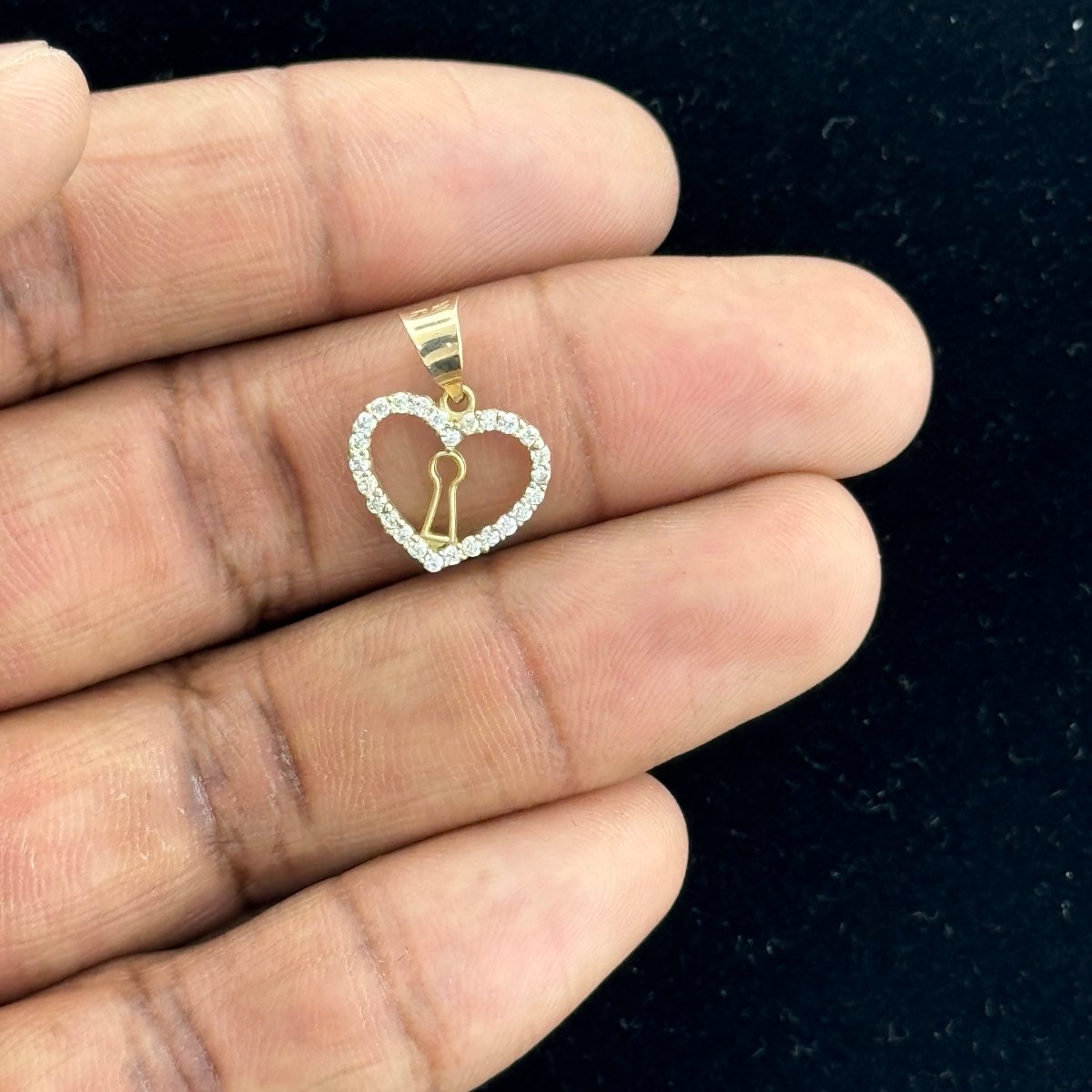 10kt Gold Heart Pendant with Keyhole Design - 0.76 Grm