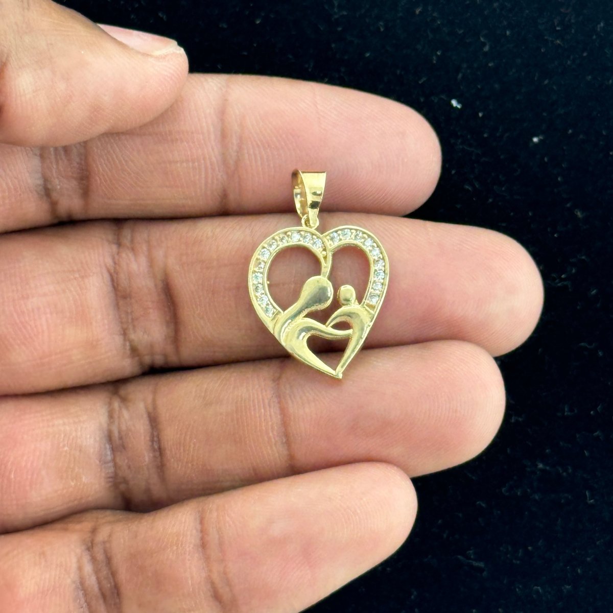 10kt Gold Heart Pendant with Mother and Child Design - 1.57 Grm