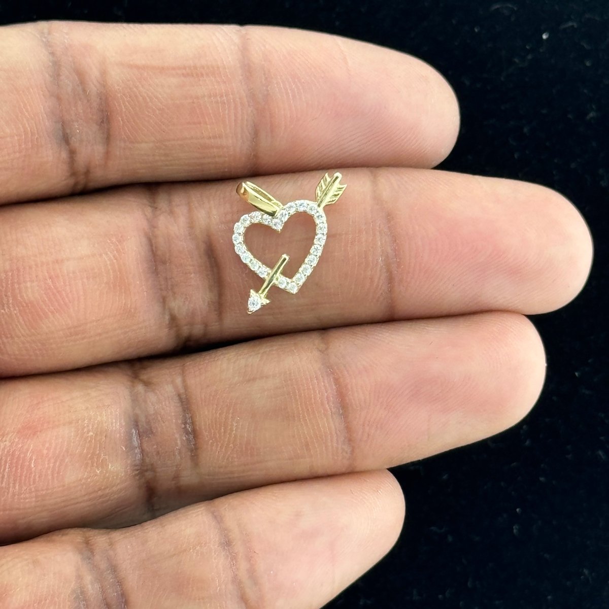 10kt Gold Heart With Arrow Pendant - 0.73 Grm